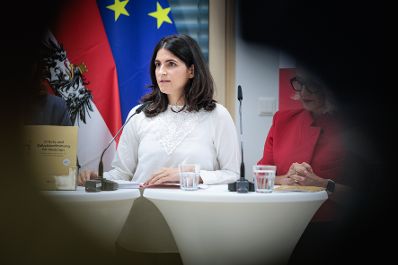 Am 25. August 2026 gab Bundesministerin Claudia Bauer gemeinsam mit Schuldirektor Mario Bugl-Havlis, Sonia Koul (im Bild) Leiterin des &Ouml;IF-Frauenzentrums und Integrationsexpertin Emina &Scaron;arić eine Pressekonferenz zum Thema Praxishandbuch &bdquo;M&auml;dchen st&auml;rken&ldquo;, an der Mittelschule Josef-Enslein-Platz in Wien-Favoriten.