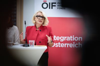 Am 25. August 2026 gab Bundesministerin Claudia Bauer gemeinsam mit Schuldirektor Mario Bugl-Havlis, Sonia Koul Leiterin des &Ouml;IF-Frauenzentrums und Integrationsexpertin Emina &Scaron;arić )im Bild) eine Pressekonferenz zum Thema Praxishandbuch &bdquo;M&auml;dchen st&auml;rken&ldquo;, an der Mittelschule Josef-Enslein-Platz in Wien-Favoriten.