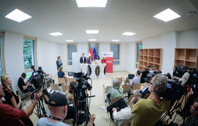 Am 25. August 2026 gab Bundesministerin Claudia Bauer gemeinsam mit Schuldirektor Mario Bugl-Havlis, Sonia Koul Leiterin des &Ouml;IF-Frauenzentrums und Integrationsexpertin Emina &Scaron;arić eine Pressekonferenz zum Thema Praxishandbuch &bdquo;M&auml;dchen st&auml;rken&ldquo;, an der Mittelschule Josef-Enslein-Platz in Wien-Favoriten.