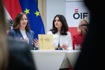 Am 25. August 2026 gab Bundesministerin Claudia Bauer (l.) gemeinsam mit Schuldirektor Mario Bugl-Havlis, Sonia Koul (2.v.r.) Leiterin des &Ouml;IF-Frauenzentrums und Integrationsexpertin Emina &Scaron;arić (r.) eine Pressekonferenz zum Thema Praxishandbuch &bdquo;M&auml;dchen st&auml;rken&ldquo;, an der Mittelschule Josef-Enslein-Platz in Wien-Favoriten.