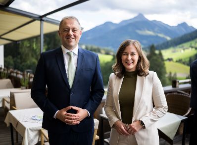 Am 30. August 2026 nahm Bundesministerin Claudia Bauer (r.) am mehrt&auml;gigen Europ&auml;ischen Forum Alpbach teil. Im Bild mit dem irischen Staatsminister f&uuml;r europ&auml;ische Angelegenheiten und Verteidigung Thomas Byrne (l.).