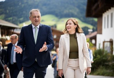 Am 30. August 2026 nahm Bundesministerin Claudia Bauer (r.) am mehrt&auml;gigen Europ&auml;ischen Forum Alpbach teil. Im Bild mit dem irischen Staatsminister f&uuml;r europ&auml;ische Angelegenheiten und Verteidigung Thomas Byrne (l.).