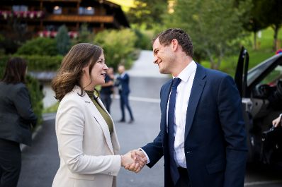 Am 30. August 2026 nahm Bundesministerin Claudia Bauer (l.) am mehrt&auml;gigen Europ&auml;ischen Forum Alpbach teil. Im Bild mit dem britischen Minister f&uuml;r zwischenstaatliche Beziehungen Hamish Falconer (r.).