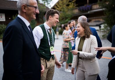 Am 30. August 2026 nahm Bundesministerin Claudia Bauer (r.) am mehrt&auml;gigen Europ&auml;ischen Forum Alpbach teil.