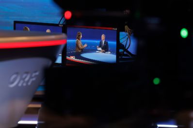 Am 2. September 2026 war Bundesministerin Claudia Bauer (l.) zu Gast bei der ZIB 2 Sendung des ORF. Im Bild mit Moderator Armin Wolf (r.).