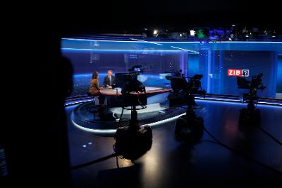 Am 2. September 2026 war Bundesministerin Claudia Bauer (l.) zu Gast bei der ZIB 2 Sendung des ORF. Im Bild mit Moderator Armin Wolf (r.).