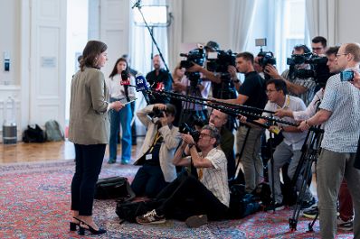 Am 3. September 2026 lud Bundesministerin Claudia Bauer zum Round Table zu Ehrkultur an Schulen ins Bundeskanzleramt. Im Bild beim anschlie&szlig;enden Doorstep.