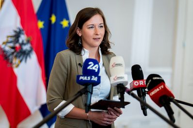 Am 3. September 2026 lud Bundesministerin Claudia Bauer zum Round Table zu Ehrkultur an Schulen ins Bundeskanzleramt. Im Bild beim anschlie&szlig;enden Doorstep.