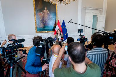 Am 3. September 2026 lud Bundesministerin Claudia Bauer zum Round Table zu Ehrkultur an Schulen ins Bundeskanzleramt. Im Bild beim anschlie&szlig;enden Doorstep.