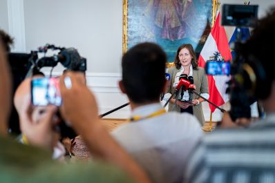 Am 3. September 2026 lud Bundesministerin Claudia Bauer zum Round Table zu Ehrkultur an Schulen ins Bundeskanzleramt. Im Bild beim anschlie&szlig;enden Doorstep.