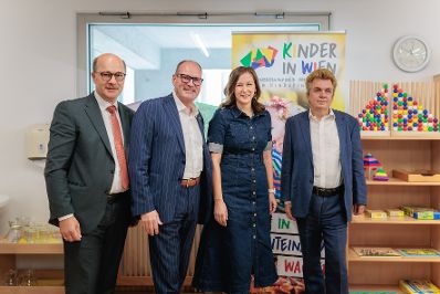 Am 7. September 2026 gab Bundesministerin Claudia Bauer (2.v.r.) gemeinsam mit Johannes Pressl (l.) dem Pr&auml;sidenten des &Ouml;sterreichischen Gemeindebundes und Markus Kaindl (r.) Studienautor vom &Ouml;sterreichischen Institut f&uuml;r Familienforschung, eine Pressekonferenz zur Studienpr&auml;sentation &bdquo;Ausgaben f&uuml;r Elementarbildung und Kinderbetreuung in &Ouml;sterreich&ldquo;. Im Bild mit Thomas-Peter Gerold-Siegl, wirtschaftlicher Leiter und Gesch&auml;ftsf&uuml;hrer des Vereins KIWI &ndash; Kinder in Wien (2.v.l.).