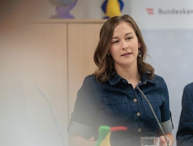 Am 7. September 2026 gab Bundesministerin Claudia Bauer (im Bild) gemeinsam mit Johannes Pressl dem Pr&auml;sidenten des &Ouml;sterreichischen Gemeindebundes und Markus Kaindl Studienautor vom &Ouml;sterreichischen Institut f&uuml;r Familienforschung, eine Pressekonferenz zur Studienpr&auml;sentation &bdquo;Ausgaben f&uuml;r Elementarbildung und Kinderbetreuung in &Ouml;sterreich&ldquo;.
