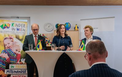 Am 7. September 2026 gab Bundesministerin Claudia Bauer (m.) gemeinsam mit Johannes Pressl (l.) dem Pr&auml;sidenten des &Ouml;sterreichischen Gemeindebundes und Markus Kaindl (r.) Studienautor vom &Ouml;sterreichischen Institut f&uuml;r Familienforschung, eine Pressekonferenz zur Studienpr&auml;sentation &bdquo;Ausgaben f&uuml;r Elementarbildung und Kinderbetreuung in &Ouml;sterreich&ldquo;.