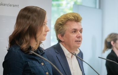 Am 7. September 2026 gab Bundesministerin Claudia Bauer (l.) gemeinsam mit Johannes Pressl dem Pr&auml;sidenten des &Ouml;sterreichischen Gemeindebundes und Markus Kaindl (r.) Studienautor vom &Ouml;sterreichischen Institut f&uuml;r Familienforschung, eine Pressekonferenz zur Studienpr&auml;sentation &bdquo;Ausgaben f&uuml;r Elementarbildung und Kinderbetreuung in &Ouml;sterreich&ldquo;.