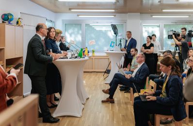 Am 7. September 2026 gab Bundesministerin Claudia Bauer (2.v.l.) gemeinsam mit Johannes Pressl (l.) dem Pr&auml;sidenten des &Ouml;sterreichischen Gemeindebundes und Markus Kaindl (3.v.l.) Studienautor vom &Ouml;sterreichischen Institut f&uuml;r Familienforschung, eine Pressekonferenz zur Studienpr&auml;sentation &bdquo;Ausgaben f&uuml;r Elementarbildung und Kinderbetreuung in &Ouml;sterreich&ldquo;.