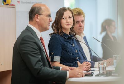 Am 7. September 2026 gab Bundesministerin Claudia Bauer (2.v.l.) gemeinsam mit Johannes Pressl (l.) dem Pr&auml;sidenten des &Ouml;sterreichischen Gemeindebundes und Markus Kaindl (3.v.l.) Studienautor vom &Ouml;sterreichischen Institut f&uuml;r Familienforschung, eine Pressekonferenz zur Studienpr&auml;sentation &bdquo;Ausgaben f&uuml;r Elementarbildung und Kinderbetreuung in &Ouml;sterreich&ldquo;.