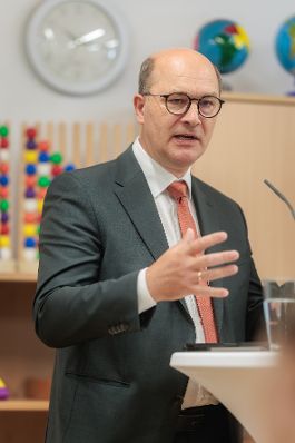 Am 7. September 2026 gab Bundesministerin Claudia Bauer gemeinsam mit Johannes Pressl (im Bild) dem Pr&auml;sidenten des &Ouml;sterreichischen Gemeindebundes und Markus Kaindl Studienautor vom &Ouml;sterreichischen Institut f&uuml;r Familienforschung, eine Pressekonferenz zur Studienpr&auml;sentation &bdquo;Ausgaben f&uuml;r Elementarbildung und Kinderbetreuung in &Ouml;sterreich&ldquo;.