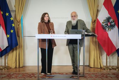 Am 8. September 2026 gab Bundesministerin Claudia Bauer (l.) gemeinsam mit Sozialwissenschaftler Rudolf Bretschneider (r.), eine Pressekonferenz zur Studienpr&auml;sentation "Was denkt &Ouml;sterreich - Einstellungen zu den Themen Integration, Zusammenhalt und Zugeh&ouml;rigkeit&ldquo;.