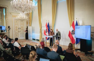 Am 8. September 2026 gab Bundesministerin Claudia Bauer (l.) gemeinsam mit Sozialwissenschaftler Rudolf Bretschneider (r.), eine Pressekonferenz zur Studienpr&auml;sentation "Was denkt &Ouml;sterreich - Einstellungen zu den Themen Integration, Zusammenhalt und Zugeh&ouml;rigkeit&ldquo;.