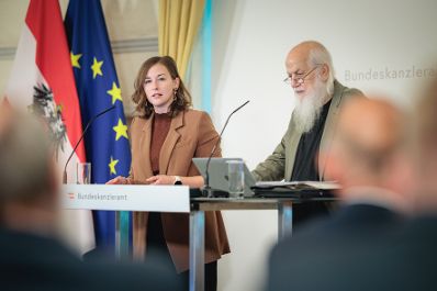 Am 8. September 2026 gab Bundesministerin Claudia Bauer (l.) gemeinsam mit Sozialwissenschaftler Rudolf Bretschneider (r.), eine Pressekonferenz zur Studienpr&auml;sentation "Was denkt &Ouml;sterreich - Einstellungen zu den Themen Integration, Zusammenhalt und Zugeh&ouml;rigkeit&ldquo;.