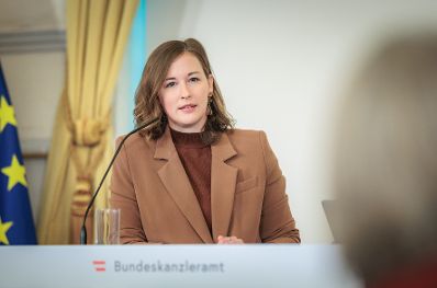 Am 8. September 2026 gab Bundesministerin Claudia Bauer (im Bild) gemeinsam mit Sozialwissenschaftler Rudolf Bretschneider, eine Pressekonferenz zur Studienpr&auml;sentation "Was denkt &Ouml;sterreich - Einstellungen zu den Themen Integration, Zusammenhalt und Zugeh&ouml;rigkeit&ldquo;.