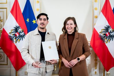 Am 9. September 2026 &uuml;berreichte Bundesministerin Claudia Plakolm (r.) die Auszeichnungen f&uuml;r den Zivildiener des Jahres 2026 im Rahmen einer Festveranstaltung im Bundeskanzleramt.