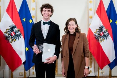 Am 9. September 2026 &uuml;berreichte Bundesministerin Claudia Plakolm (r.) die Auszeichnungen f&uuml;r den Zivildiener des Jahres 2026 im Rahmen einer Festveranstaltung im Bundeskanzleramt.