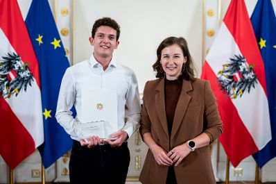 Am 9. September 2026 &uuml;berreichte Bundesministerin Claudia Plakolm (r.) die Auszeichnungen f&uuml;r den Zivildiener des Jahres 2026 im Rahmen einer Festveranstaltung im Bundeskanzleramt.