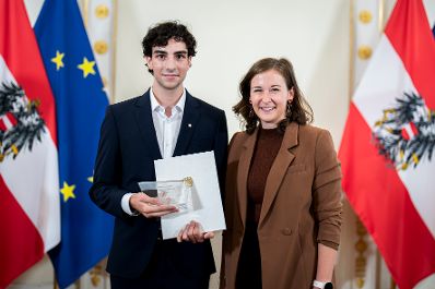 Am 9. September 2026 &uuml;berreichte Bundesministerin Claudia Plakolm (r.) die Auszeichnungen f&uuml;r den Zivildiener des Jahres 2026 im Rahmen einer Festveranstaltung im Bundeskanzleramt.