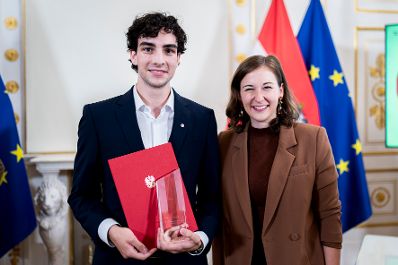 Am 9. September 2026 &uuml;berreichte Bundesministerin Claudia Plakolm (r.) die Auszeichnungen f&uuml;r den Zivildiener des Jahres 2026 im Rahmen einer Festveranstaltung im Bundeskanzleramt.