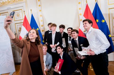 Am 9. September 2026 &uuml;berreichte Bundesministerin Claudia Plakolm (l.) die Auszeichnungen f&uuml;r den Zivildiener des Jahres 2026 im Rahmen einer Festveranstaltung im Bundeskanzleramt.