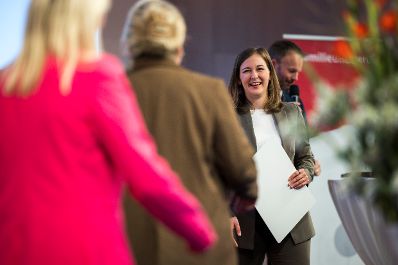 Am 15. September 2026 fand die Zertifikatsverleihung familienfreundliche Arbeitgeber 2025/26 mit Bundesministerin Claudia Bauer (r.) statt.