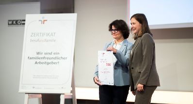 Am 15. September 2026 fand die Zertifikatsverleihung familienfreundliche Arbeitgeber 2025/26 mit Bundesministerin Claudia Bauer (r.) statt.