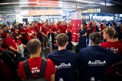 Am 16. September 2026 verabschiedete Bundesministerin Claudia Bauer (im Bild) das TeamAustria zu den WorldSkills 2024 in Shanghai.
