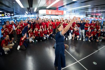 Am 16. September 2026 verabschiedete Bundesministerin Claudia Bauer (im Bild) das TeamAustria zu den WorldSkills 2024 in Shanghai.