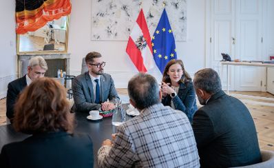 Am 17.09.2026 empfing Bundesministerin Claudia Bauer (2.v.r.) Vertreterinnen und Vertreter von ALEVI, der Alevitischen Glaubensgemeinschaft in &Ouml;sterreich zu einem Arbeitsgespr&auml;ch im Bundeskanzleramt.