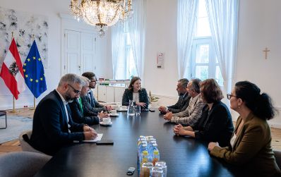 Am 17.09.2026 empfing Bundesministerin Claudia Bauer (m.) Vertreterinnen und Vertreter von ALEVI, der Alevitischen Glaubensgemeinschaft in &Ouml;sterreich zu einem Arbeitsgespr&auml;ch im Bundeskanzleramt.