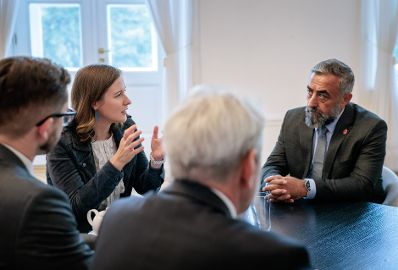 Am 17.09.2026 empfing Bundesministerin Claudia Bauer (2.v.l.) Vertreterinnen und Vertreter von ALEVI, der Alevitischen Glaubensgemeinschaft in &Ouml;sterreich zu einem Arbeitsgespr&auml;ch im Bundeskanzleramt.