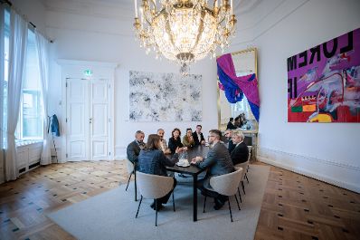 Am 17.09.2026 empfing Bundesministerin Claudia Bauer (m.) Vertreterinnen und Vertreter von ALEVI, der Alevitischen Glaubensgemeinschaft in &Ouml;sterreich zu einem Arbeitsgespr&auml;ch im Bundeskanzleramt.
