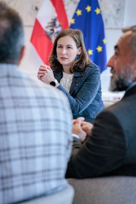 Am 17.09.2026 empfing Bundesministerin Claudia Bauer (m.) Vertreterinnen und Vertreter von ALEVI, der Alevitischen Glaubensgemeinschaft in &Ouml;sterreich zu einem Arbeitsgespr&auml;ch im Bundeskanzleramt.
