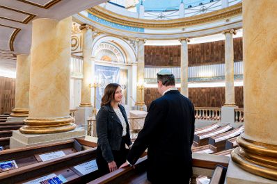 Am 17. September 2026 besuchte Bundesministerin Claudia Bauer (l.) anl&auml;sslich des 200-j&auml;hrigen Jubil&auml;ums den Wiener Stadttempel. Im Bild mit Oskar Deutsch (r.), Pr&auml;sident der Israelitischen Kultusgemeinde Wien.