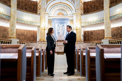 Am 17. September 2026 besuchte Bundesministerin Claudia Bauer (l.) anl&auml;sslich des 200-j&auml;hrigen Jubil&auml;ums den Wiener Stadttempel. Im Bild mit Oskar Deutsch (r.), Pr&auml;sident der Israelitischen Kultusgemeinde Wien.
