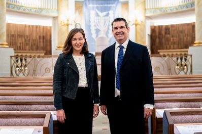 Am 17. September 2026 besuchte Bundesministerin Claudia Bauer (l.) anl&auml;sslich des 200-j&auml;hrigen Jubil&auml;ums den Wiener Stadttempel. Im Bild mit Oskar Deutsch (r.), Pr&auml;sident der Israelitischen Kultusgemeinde Wien.