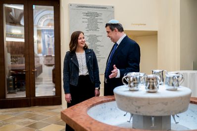 Am 17. September 2026 besuchte Bundesministerin Claudia Bauer (l.) anl&auml;sslich des 200-j&auml;hrigen Jubil&auml;ums den Wiener Stadttempel. Im Bild mit Oskar Deutsch (r.), Pr&auml;sident der Israelitischen Kultusgemeinde Wien.