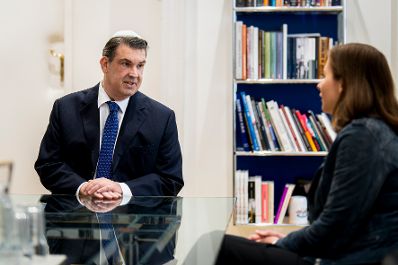Am 17. September 2026 besuchte Bundesministerin Claudia Bauer (r.) anl&auml;sslich des 200-j&auml;hrigen Jubil&auml;ums den Wiener Stadttempel. Im Bild mit Oskar Deutsch (l.), Pr&auml;sident der Israelitischen Kultusgemeinde Wien.