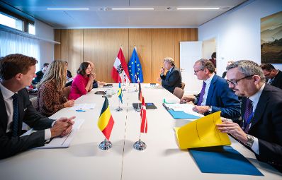 Am 22. September reiste Bundesministerin Claudia Bauer (3.v.l.) nach Br&uuml;ssel und nahm am Rat f&uuml;r &bdquo;Allgemeine Angelegenheiten&ldquo; der Europ&auml;ischen Union teil. Im Bild bei einem Arbeitsfr&uuml;hst&uuml;ck.