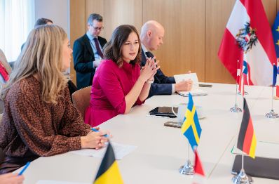 Am 22. September reiste Bundesministerin Claudia Bauer (2.v.l.) nach Br&uuml;ssel und nahm am Rat f&uuml;r &bdquo;Allgemeine Angelegenheiten&ldquo; der Europ&auml;ischen Union teil. Im Bild bei einem Arbeitsfr&uuml;hst&uuml;ck.