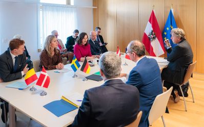 Am 22. September reiste Bundesministerin Claudia Bauer (3.v.l.) nach Br&uuml;ssel und nahm am Rat f&uuml;r &bdquo;Allgemeine Angelegenheiten&ldquo; der Europ&auml;ischen Union teil. Im Bild bei einem Arbeitsfr&uuml;hst&uuml;ck.