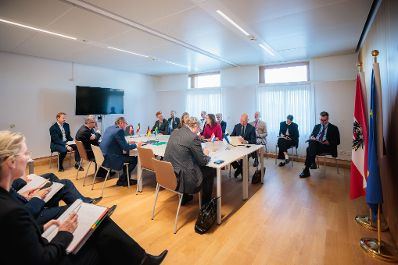 Am 22. September reiste Bundesministerin Claudia Bauer nach Br&uuml;ssel und nahm am Rat f&uuml;r &bdquo;Allgemeine Angelegenheiten&ldquo; der Europ&auml;ischen Union teil. Im Bild bei einem Arbeitsfr&uuml;hst&uuml;ck.