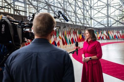 Am 22. September reiste Bundesministerin Claudia Bauer nach Br&uuml;ssel und nahm am Rat f&uuml;r &bdquo;Allgemeine Angelegenheiten&ldquo; der Europ&auml;ischen Union teil. Im Bild beim Doorstep.
